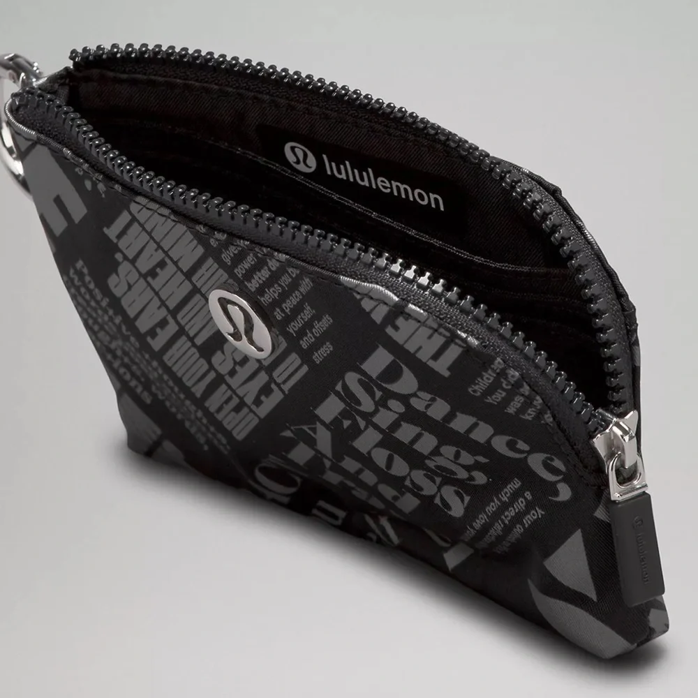 Lululemon Clippable Card Pouch Manifesto Print black / gray